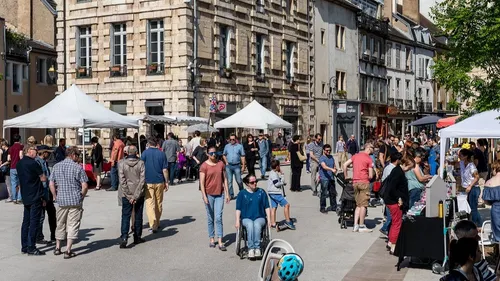 Retour du marché dominical place des Cordeliers 